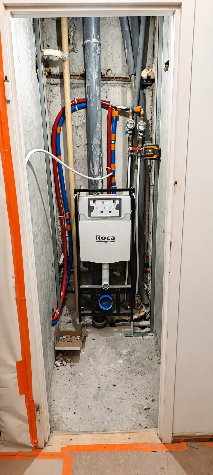Przygotowanie — stelaż podtynkowy i instalacje przed zabudową