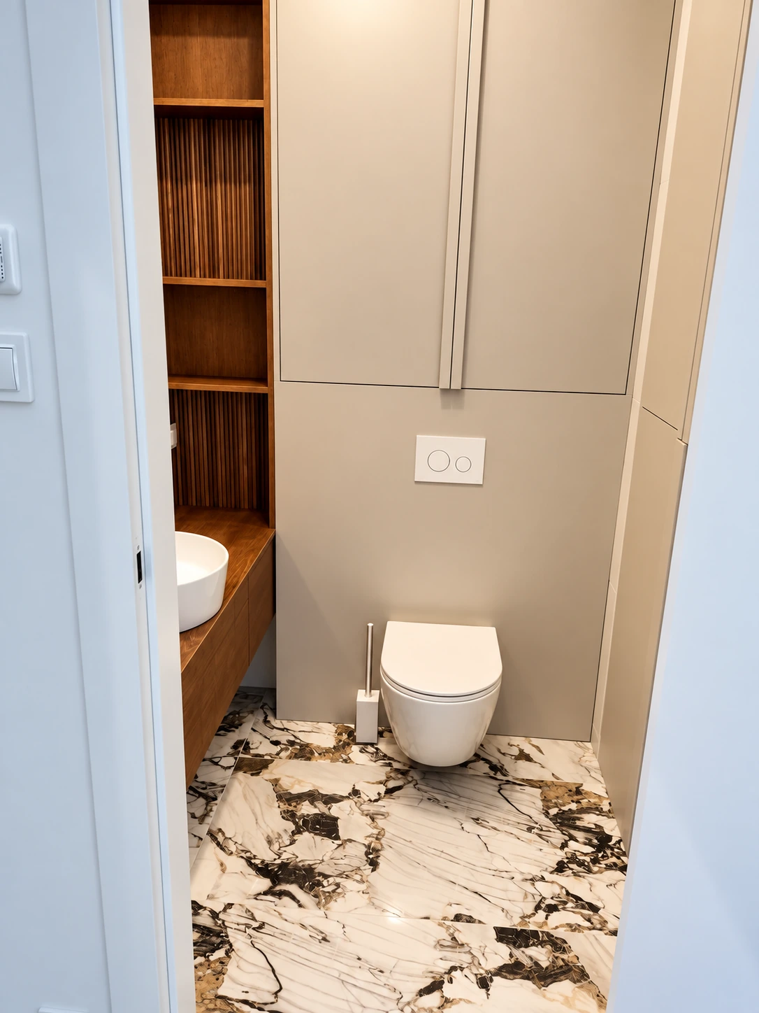 Kompaktowa strefa WC z drewnianą zabudową i dekoracyjną posadzką