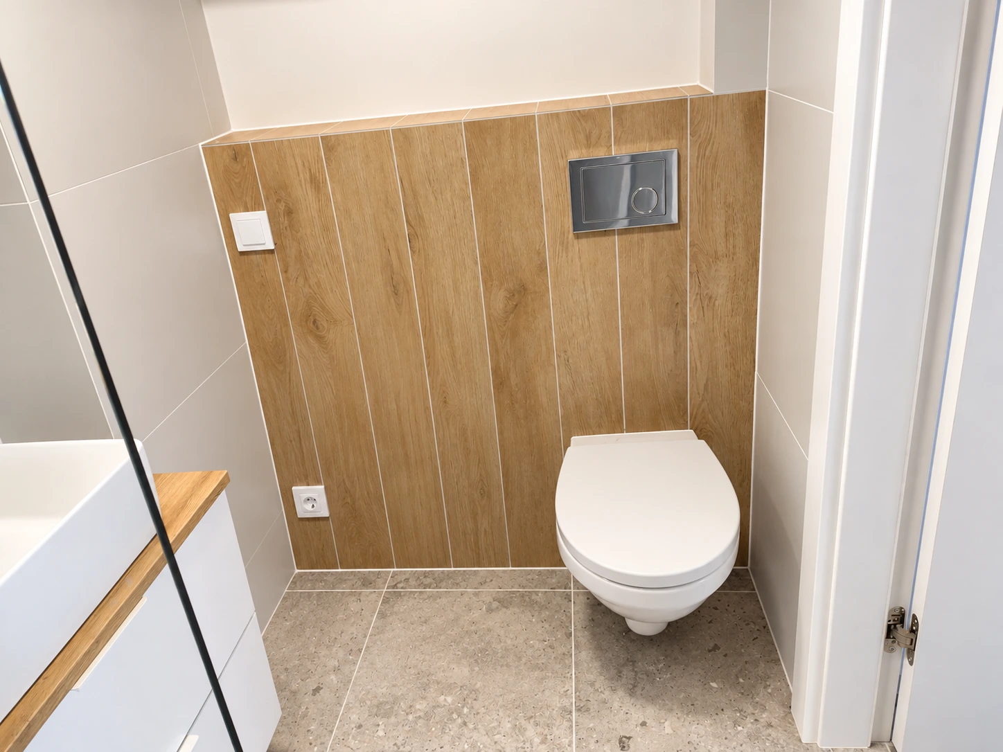 Strefa WC z drewnopodobną okładziną i podwieszaną miską